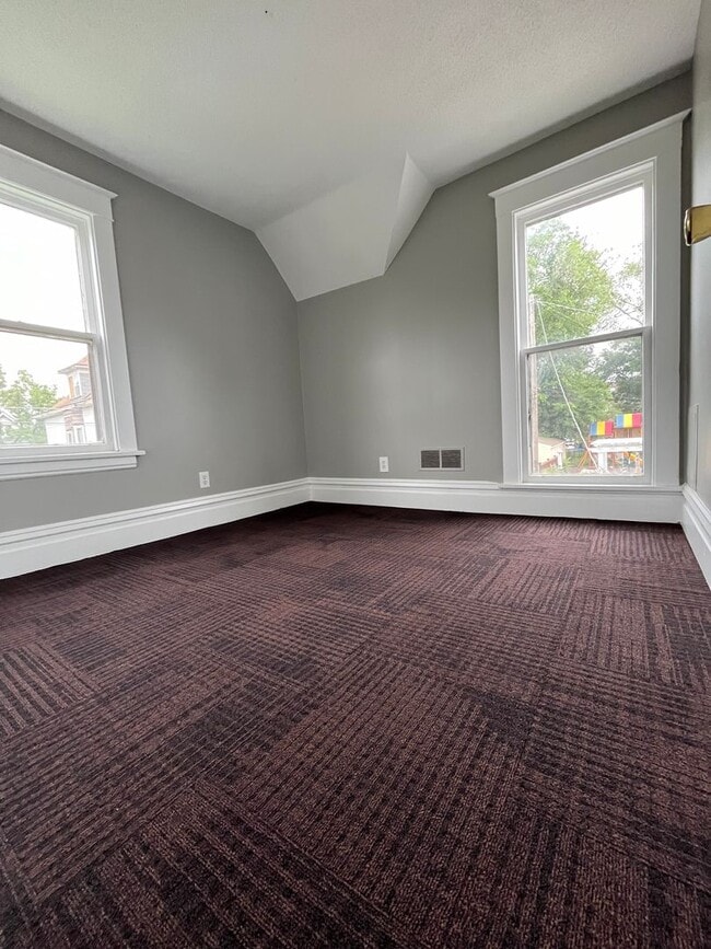 Building Photo - Amazing 3 Bedroom 1 Bathroom Home in West St. Paul
