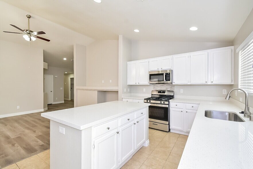Building Photo - 7873 N Lovely Pine Pl