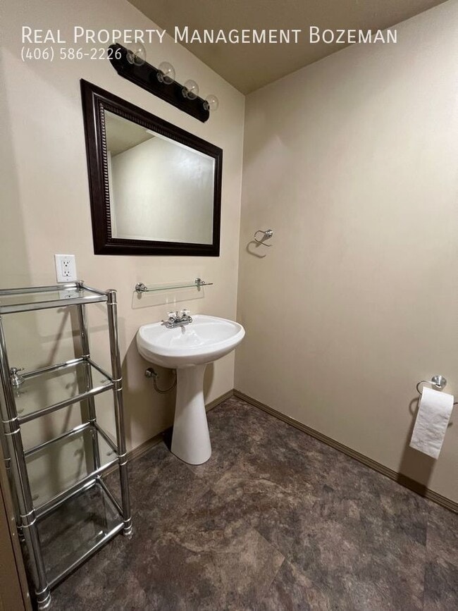 Building Photo - 452 Woodman Dr