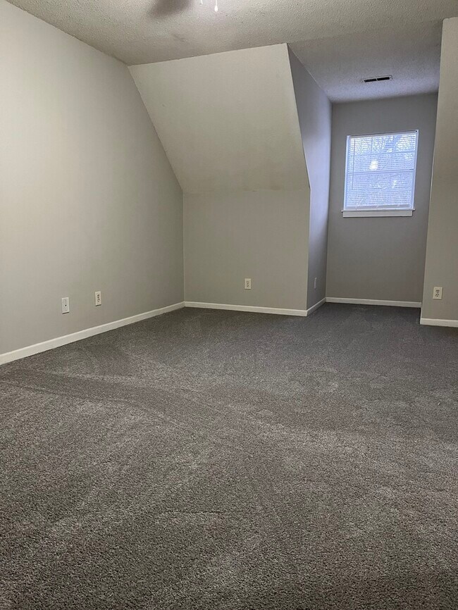 Building Photo - 800 Mountain View Ct