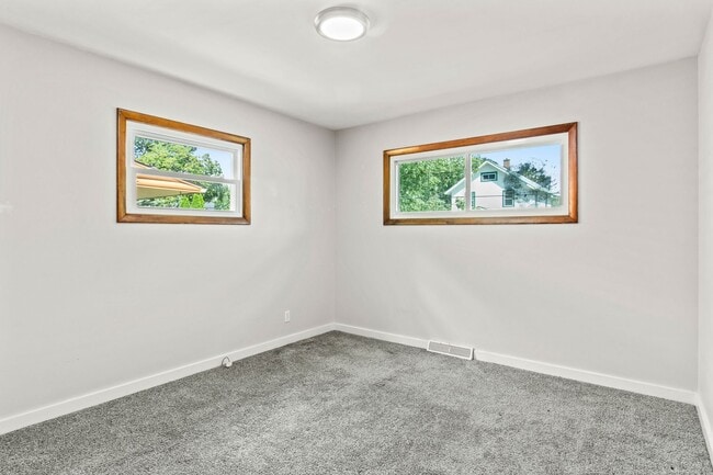Building Photo - Charming 3- Bedroom Home in Newark
