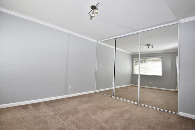 Building Photo - 5030 Greenberry Dr