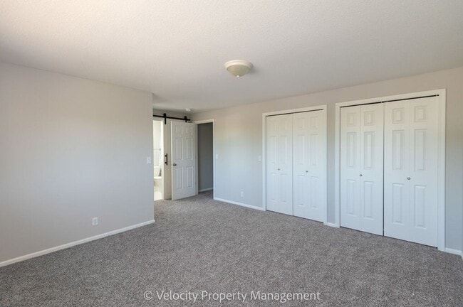 Building Photo - Beautiful Townhome with new paint, carpet ...