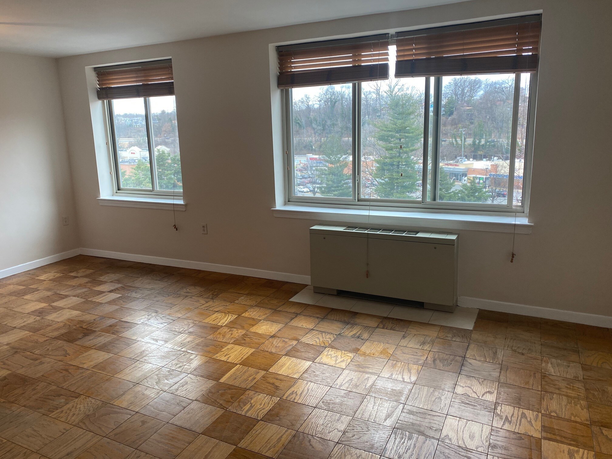Sunny Living room - 3000 Spout Run Pkwy