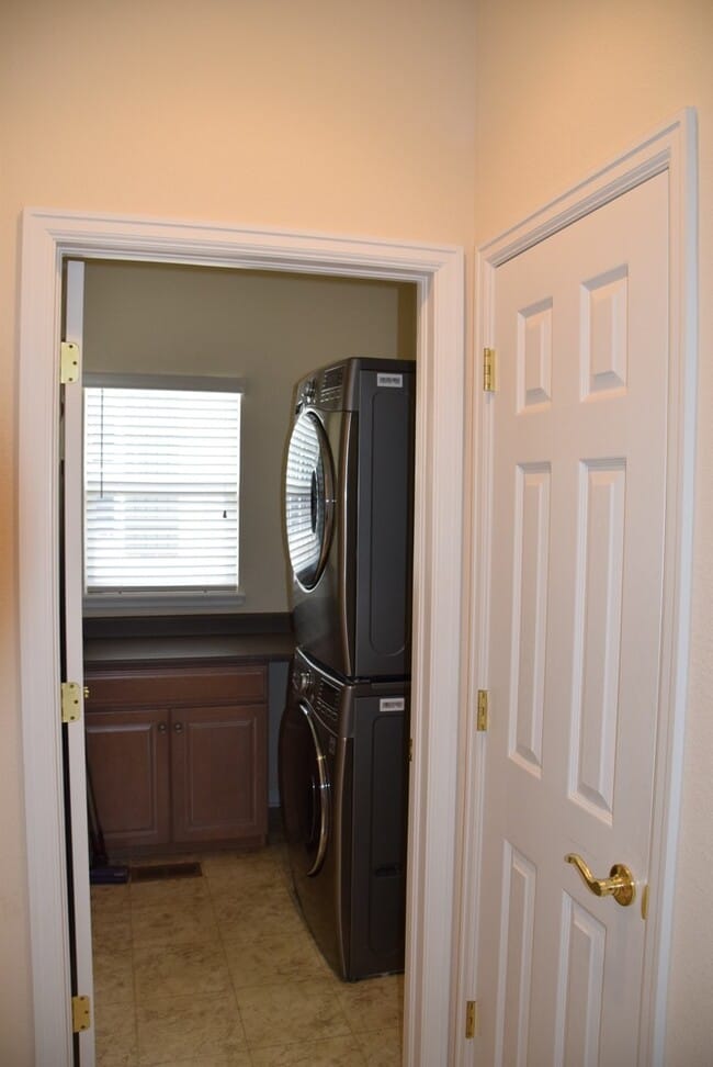Building Photo - 9805 S Iris Ct