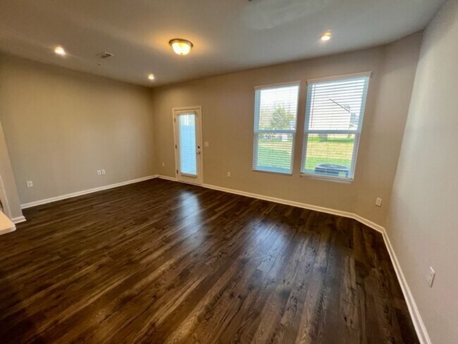 Building Photo - 3 Bed 2.5 Bath Townhome, Minutes from I-24 & The Avenue!