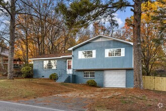 Building Photo - Beautifully Renovated 4 Bedroom 2 Bath Hom...