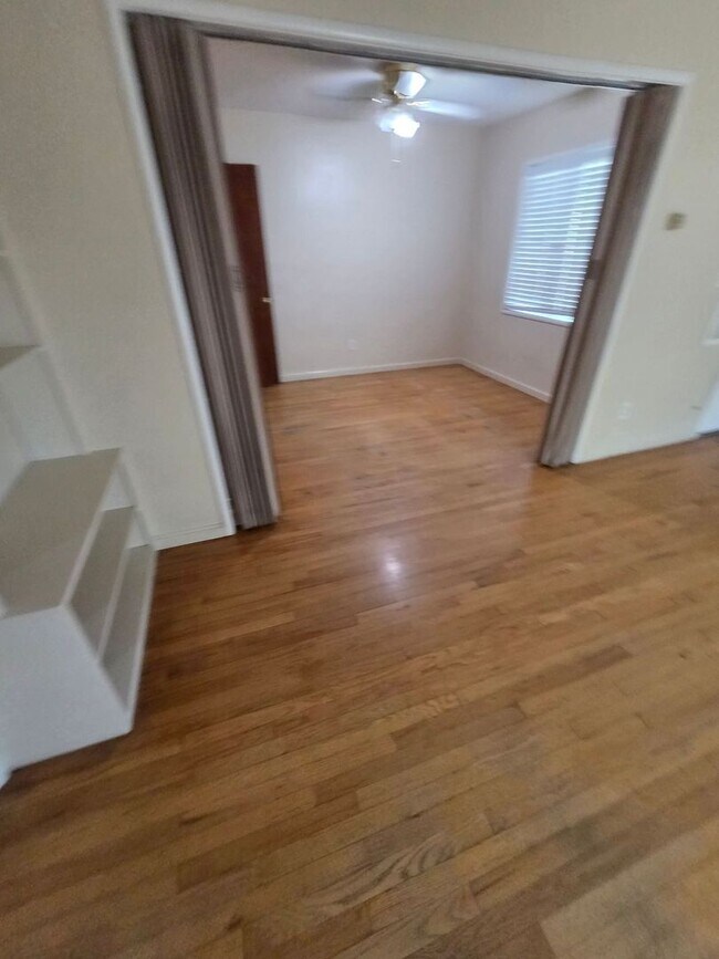 Building Photo - Quaint 2 Bedroom Duplex