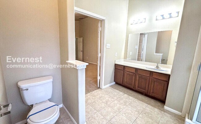 Building Photo - 3 Bed, 2 Bath Home with Fenced Yard & Garage / Pet-Friendly / Available Now!