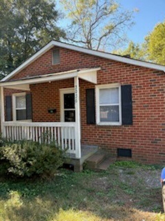 Building Photo - Coxy 2 Bedroom House (500.00 off first full months rent if move in by May 1, 2026)