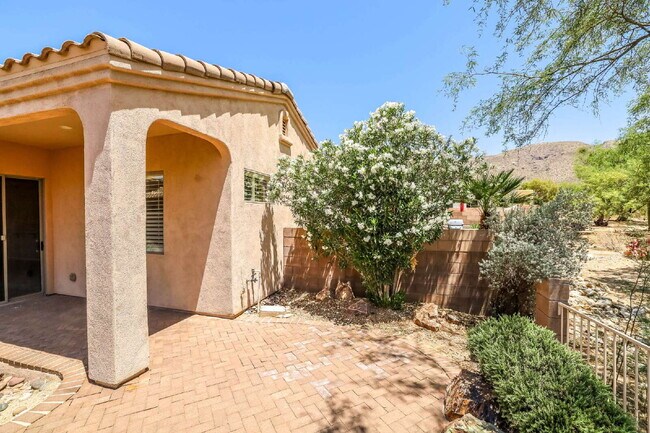 Building Photo - "Charming 2-Bedroom Oasis with Scenic View...