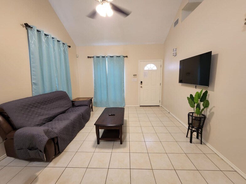 Building Photo - 3810 W Sarah Evans