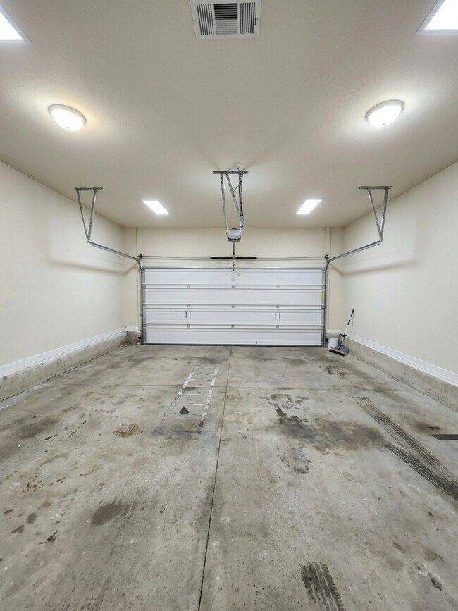 Building Photo - 7055 Jamestown Dr