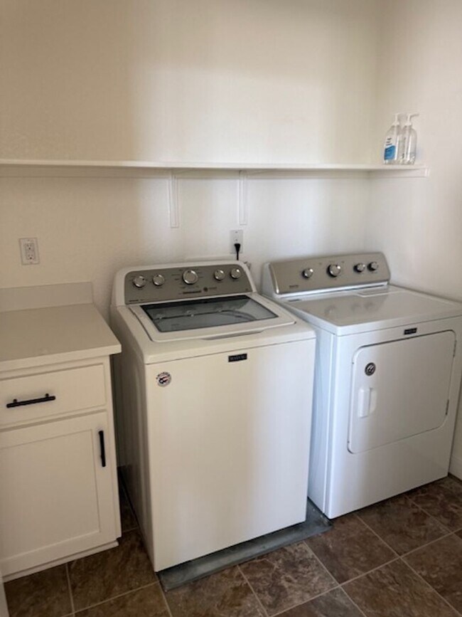 Building Photo - Home located in desirable Entrada Community!