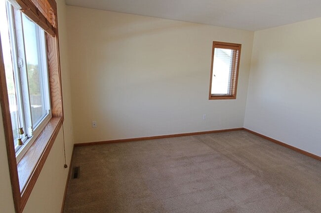 Building Photo - 3 Bedroom Townhome
