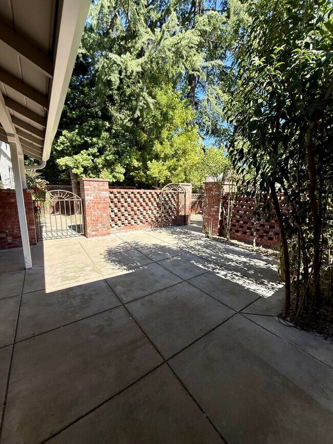 Building Photo - 33 Mary Ct