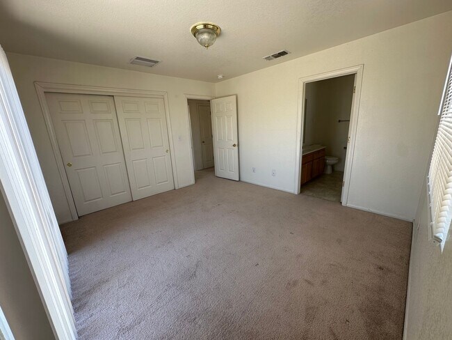 Building Photo - 2 bedroom/2Bathroom home