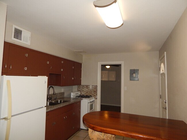 Building Photo - Available NOW! Private 1 bedroom with AC