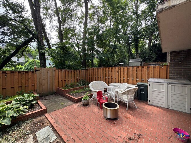 Building Photo - Refreshing 4 Bed 2/2 Bath End Unit Townhom...