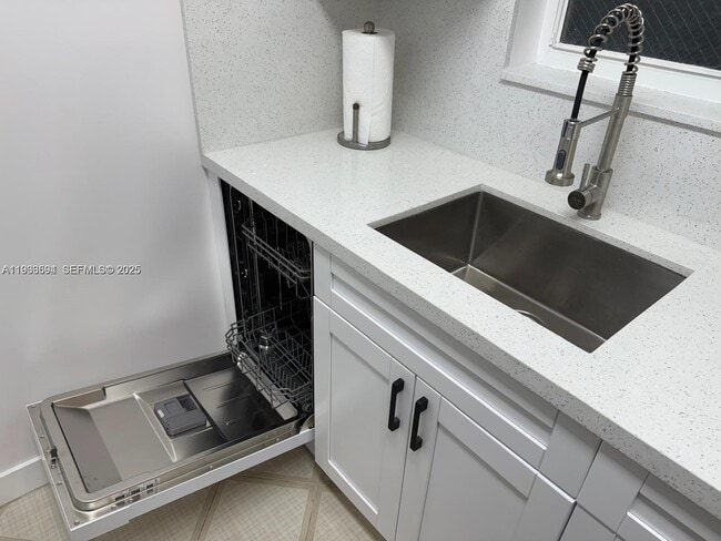 Building Photo - 160 SW 30th Ave