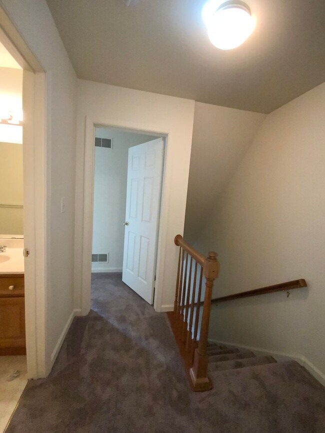 Building Photo - 204 Elmshire Dr
