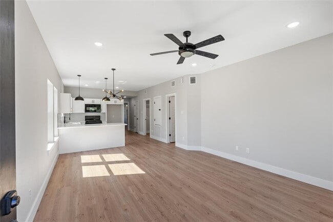 Building Photo - 216 E 37th St