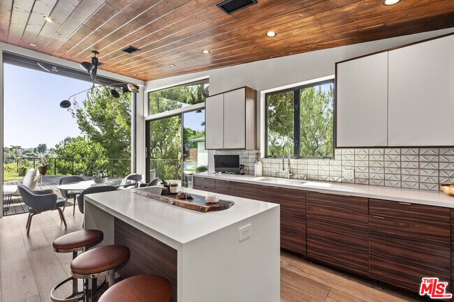 Building Photo - 2652 Byron Pl