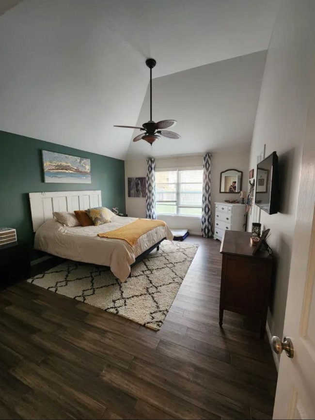 Master Bedroom - 411 Bayview Dr