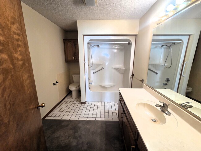 Building Photo - 2045 S Kentwood Ave