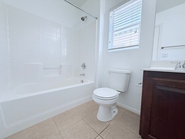 Building Photo - 3 bedroom Conveniently located