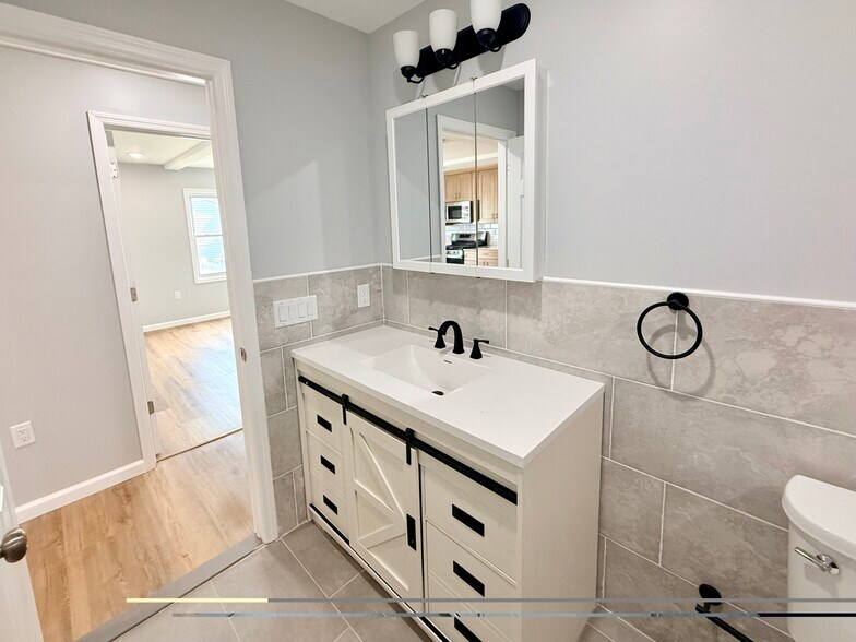 Building Photo - 13 Roosevelt Ave