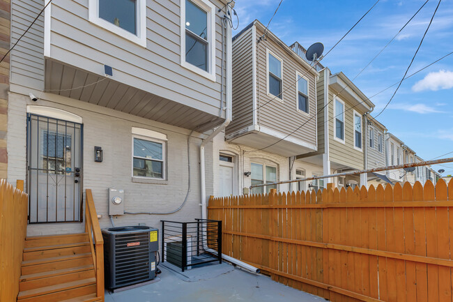 Building Photo - 134 N Linwood Ave