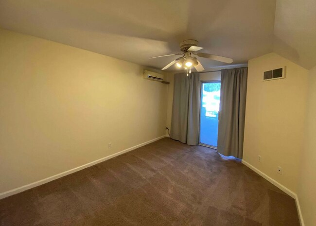 Building Photo - $2,900 - 2 Bedroom, 2 Bathroom Condo in the Heart of UTC La Jolla