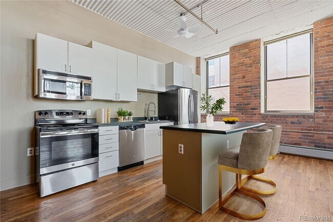 Building Photo - 1 BED 1 BATH 2 PARKING SPOTS ACROSS FROM ROCKIE'S STADIUM!