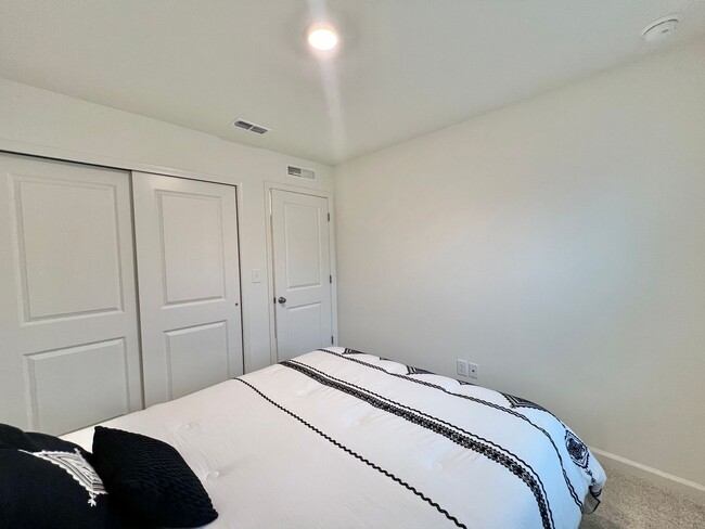 Building Photo - Luxurious, Newly Built 3BD, 2.5BA Raleigh ...