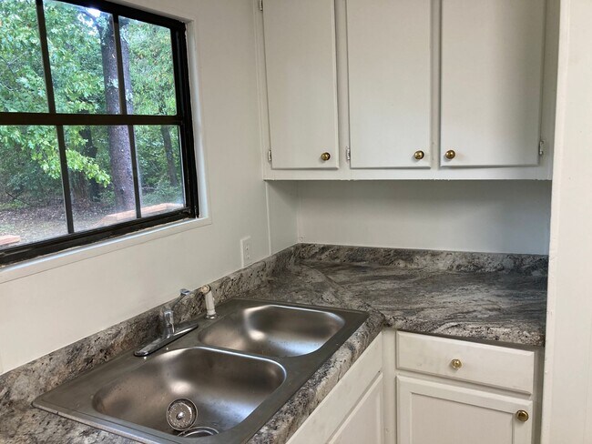 Building Photo - 3 bdrm / 2 bath
