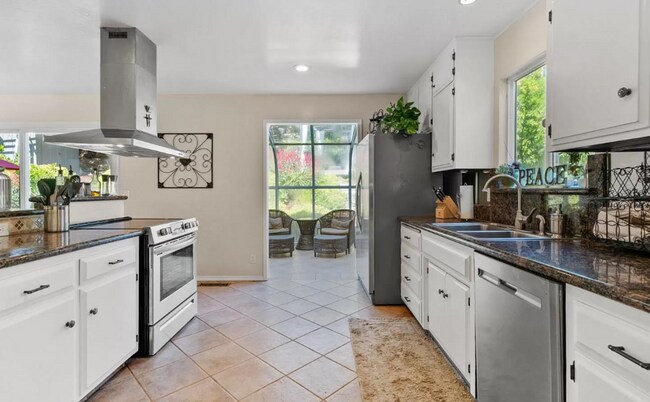Building Photo - Beach House in Rio Del Mar