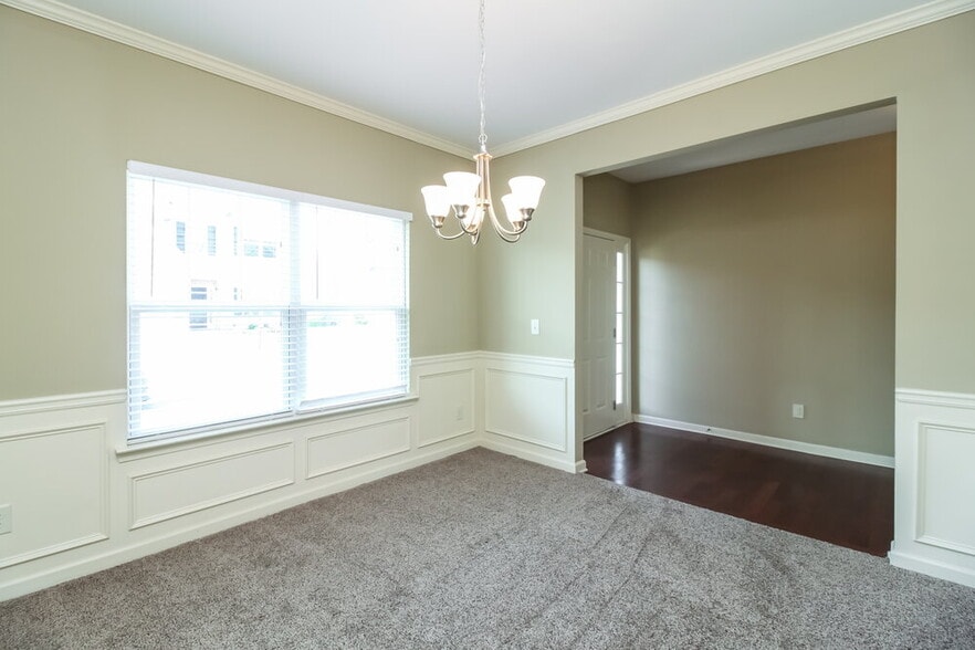 Building Photo - 41 Crescent Chase