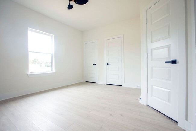 Building Photo - Modern Amenities. Urban Location. Sophisti...