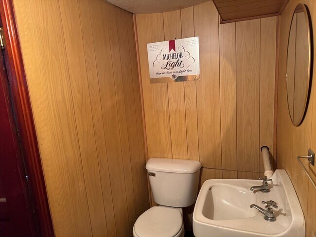 Building Photo - 5839 Hampton Ave