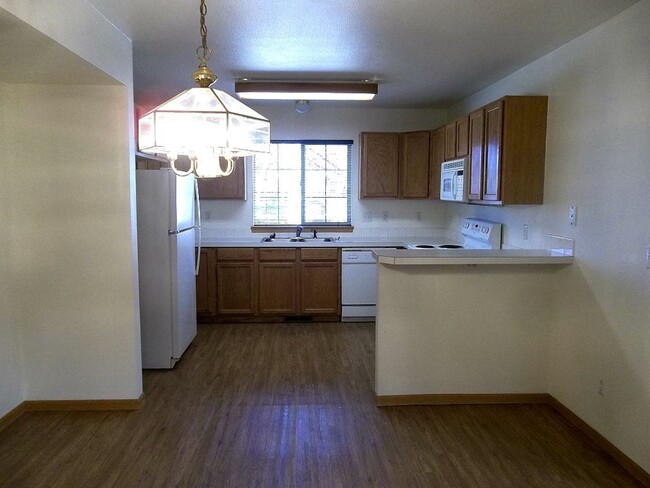 Building Photo - Spacious 3-Bedroom Townhome with Garage & Patio