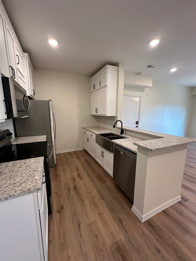 Building Photo - Golf Quarters - GQ 302