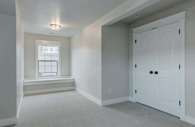 Building Photo - Beautiful home perfect for entertaining