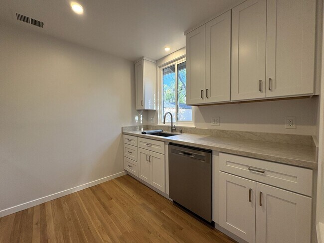 Building Photo - Charming Palo Alto Home with Renovated Kitchen & Spacious Backyard