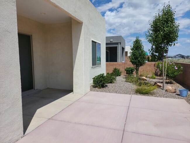 Building Photo - Modern 3-Bed, 2-Bath Home in Rio Rancho’s ...