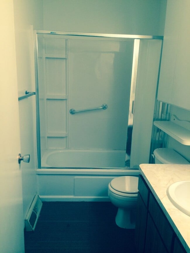 Building Photo - 305 Sims St