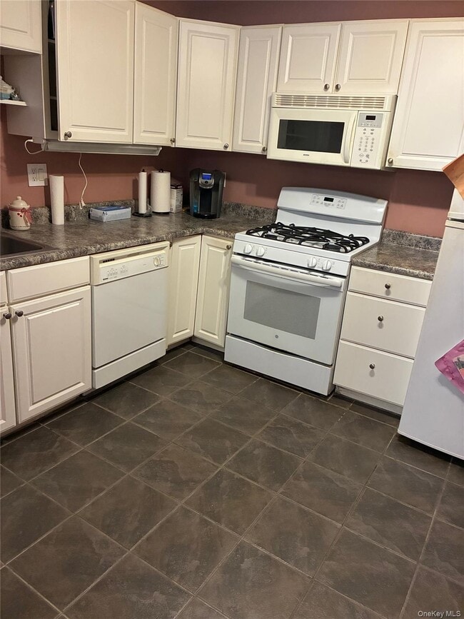 Building Photo - 55 Country Club Ln