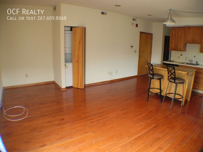 Building Photo - Graduate Hospital Three Bedroom / One Bath...