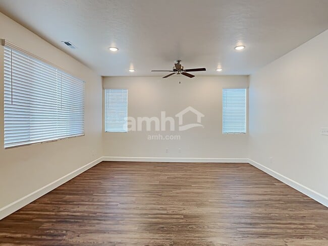 Building Photo - 981 N Barkvine Ave