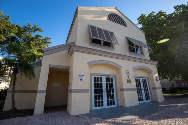 Building Photo - 8373 Lake Dr